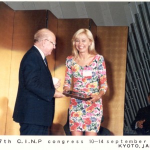 Premio Ole Rafaelsen consegnato da sir Alec Coppen, un pioniere della psichiatria biologica e della psicofarmacologiaPremioooo Ole Rafaelsen consegnato da sir Alec Coppen, un pioniere della psichiatria biologica e della psicofarmacologia