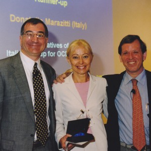 Premio al Congresso Mondiale di Psichiatria Biologica, Berlino 2001. Donatella tra Joseph Zohar e  Jack Gorman